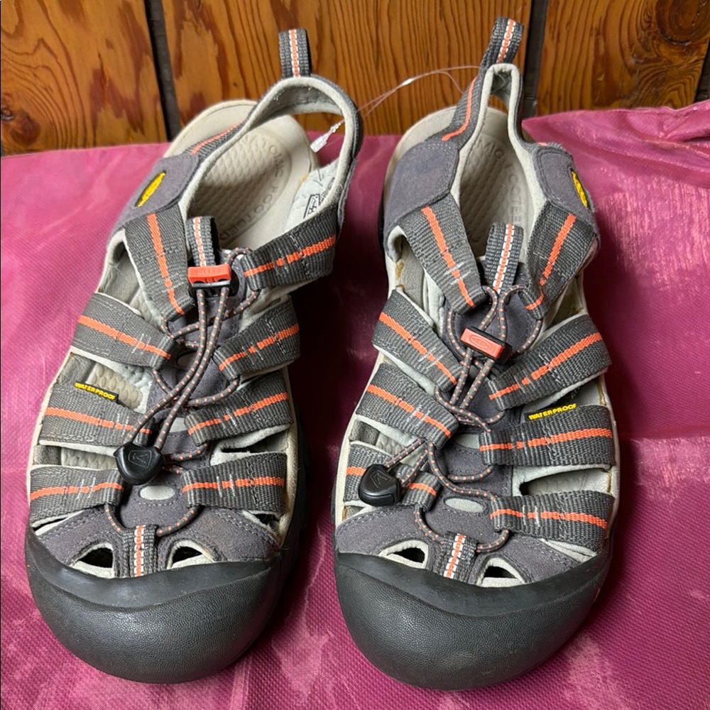 Keen Newport H2, closed toe sandal. Like new.